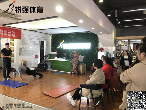 員工訓(xùn)練動作指導(dǎo).jpg